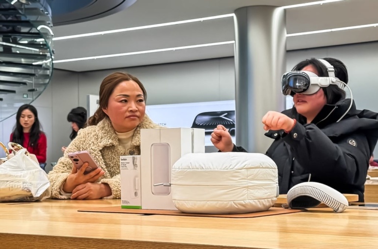 Apple Vision Pro Success Odds: What Prediction Markets Say About 2026 Sales